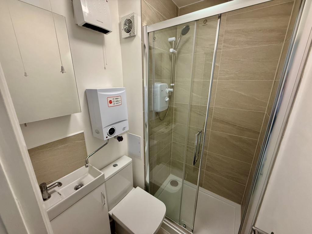 Lot: 148 - FREEHOLD BLOCK OF SIX FLATS FOR INVESTMENT - Flat 40 - Shower room with W.C.